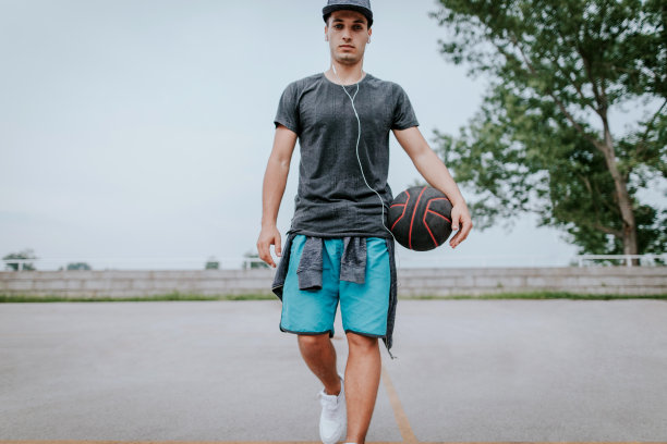 拿着篮球的年轻人图片下载