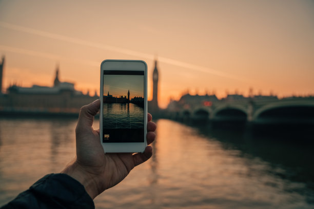 一名男子在日落时分拍摄伦敦地标图片下载