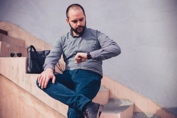 帅气的商人在看时间图片下载