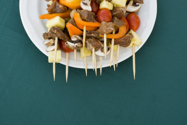 一盘生羊肉串图片下载