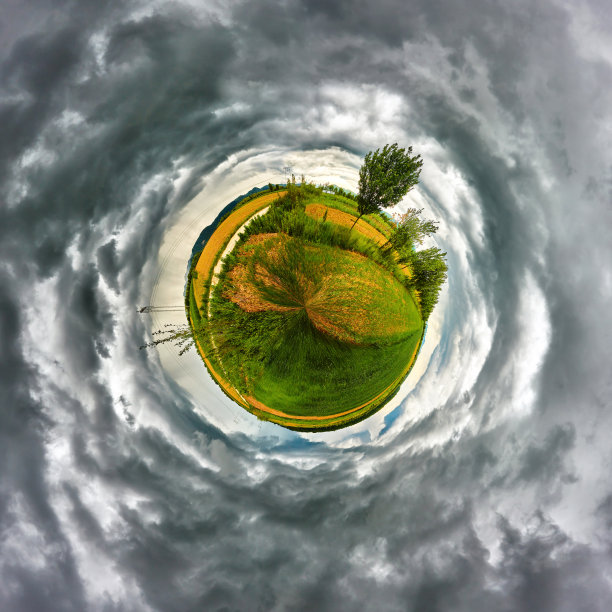 被云层包围的绿色星球图片下载