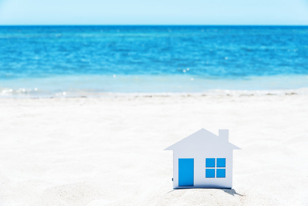 白色沙滩上的小房子图片下载