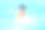小男孩在游泳池里玩素材图片