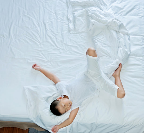 俯视图的小男孩睡觉图片下载