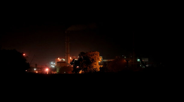 夜间的肥料工厂图片下载