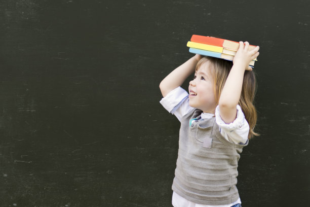 带书的可爱小孩图片下载