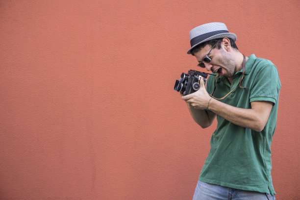 年轻人在用一架旧相机图片下载