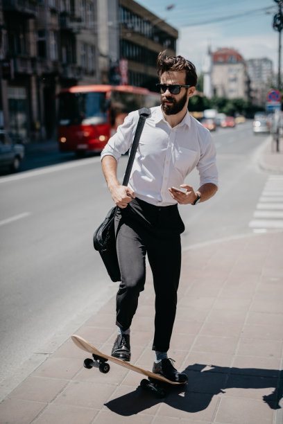 时髦的滑板商人正在使用手机图片下载