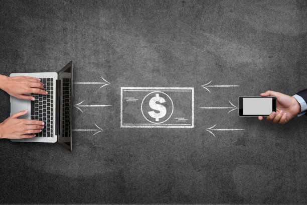 手机和笔记本电脑与金融概念在黑板上图片下载