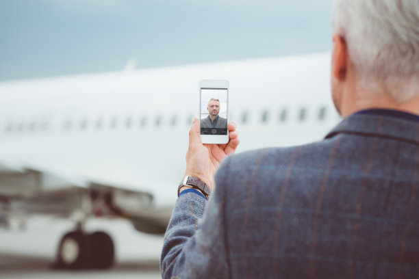 一个成年男子在飞机前自拍图片下载