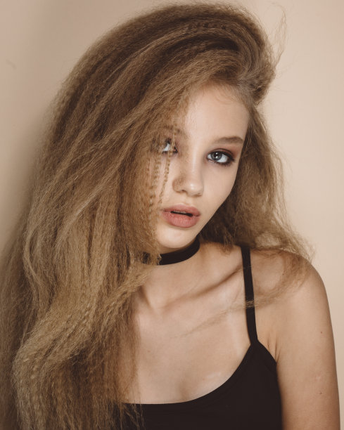 年轻美丽的模特，卷曲的头发和新鲜的化妆图片下载