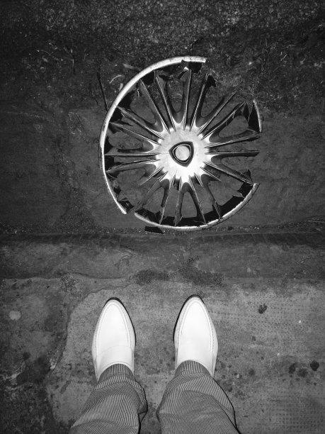 撞车后，破碎的汽车零件留在街上图片下载