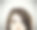 真正的年轻女子抬头看的特写图片下载