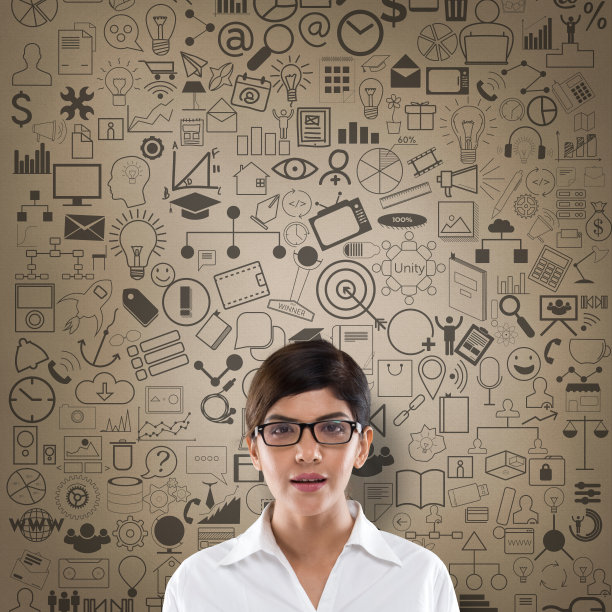 墙上挂着图标的女商人图片下载