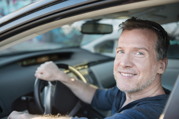 自信成熟的司机微笑着等待乘客迈阿密图片下载