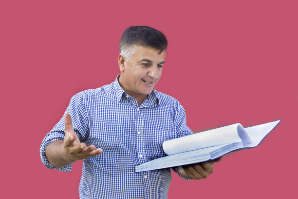 肖像惊讶的商人看文件微笑对彩色的背景图片下载