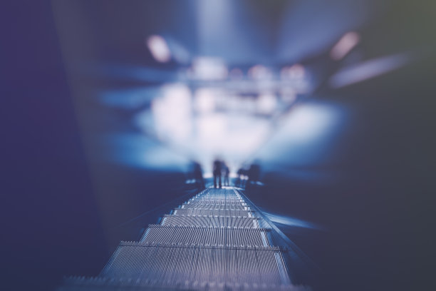 现代国际机场运动电梯的模糊视野图片下载