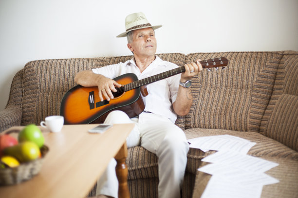 老人在家弹吉他图片下载