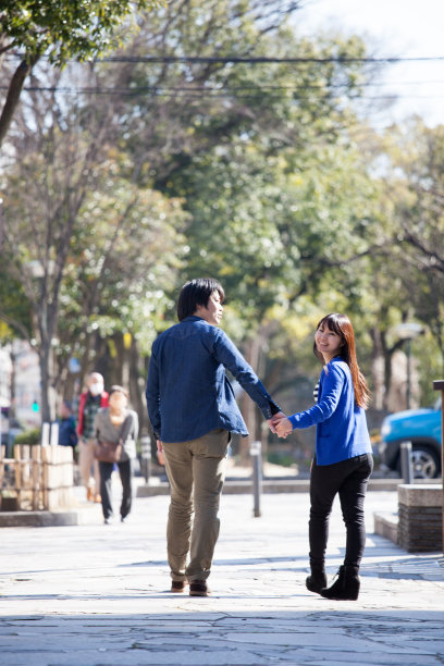 年轻夫妇约会图片下载