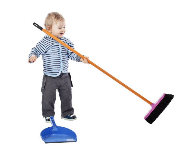 穿条纹夹克的小男孩扫地图片下载