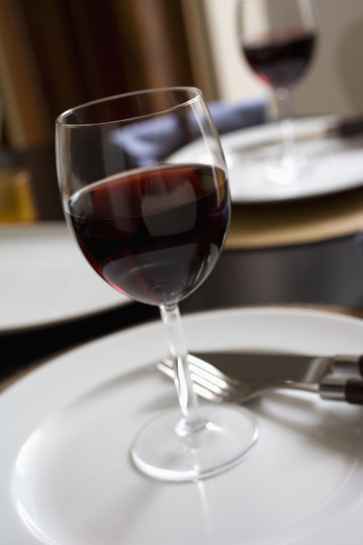 红酒和餐桌摆设图片下载