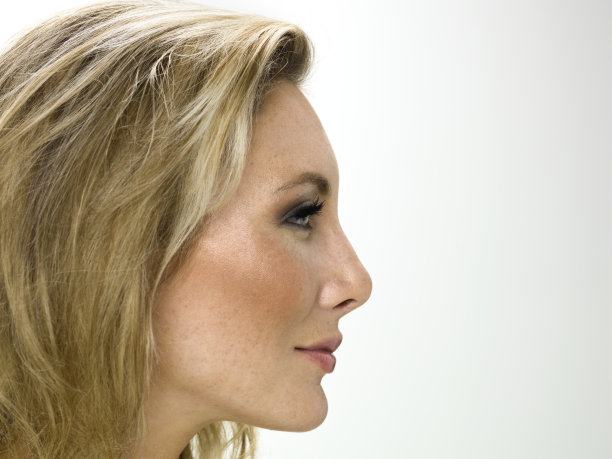 一个北欧女人的侧面图片下载