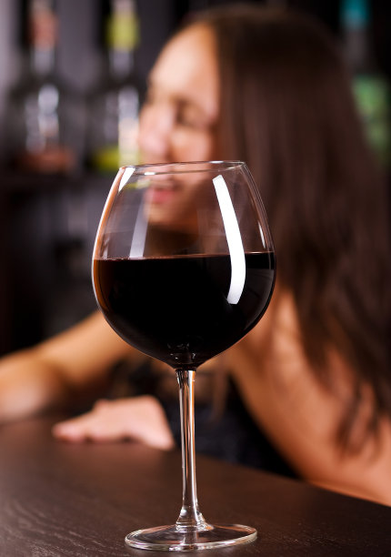 享用一杯葡萄酒图片下载