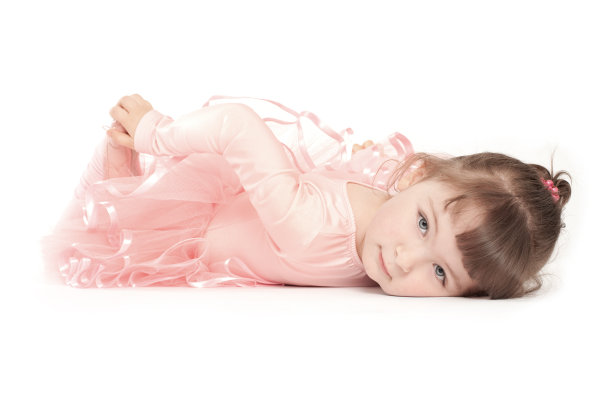 小芭蕾舞演员在地板上伸展图片下载