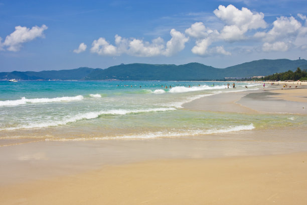 美丽的度假海滩，三亚亚龙湾，中国海南图片下载