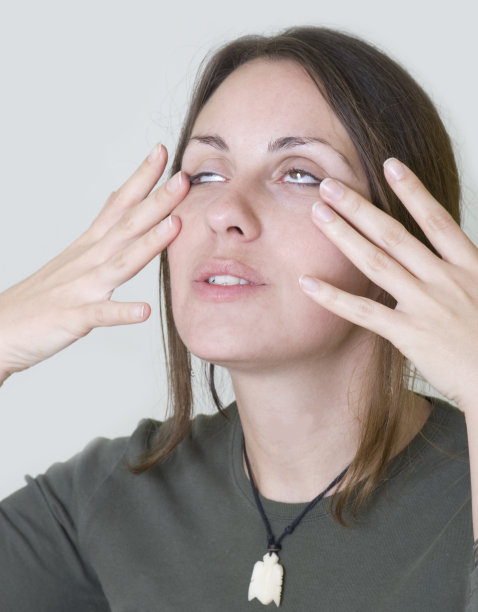 按摩她的眼睛图片下载