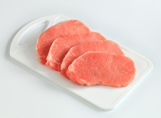 塑料托盘上的生猪肉排图片下载
