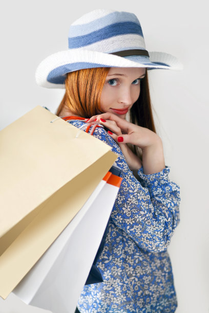 拿着购物袋的女人图片下载