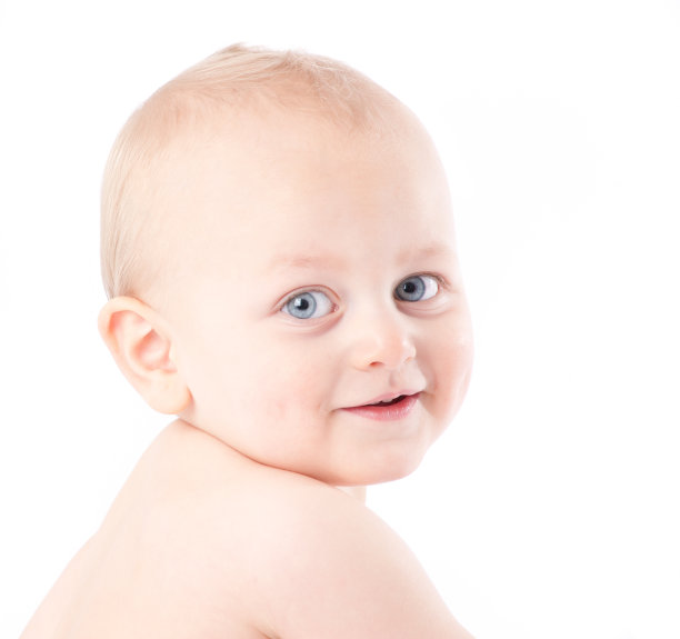 蓝色的打量着蹒跚学步的孩子。图片下载