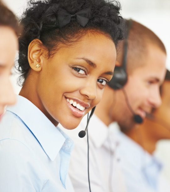 女性呼叫中心工作人员，周围都是同事图片下载