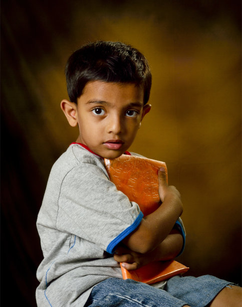 带书的小男孩图片下载