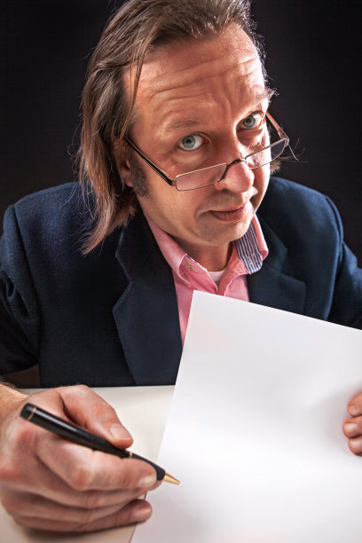 商人拿着一张白纸图片下载