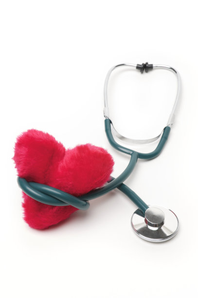 带有模糊红心白背景的听诊器图片下载