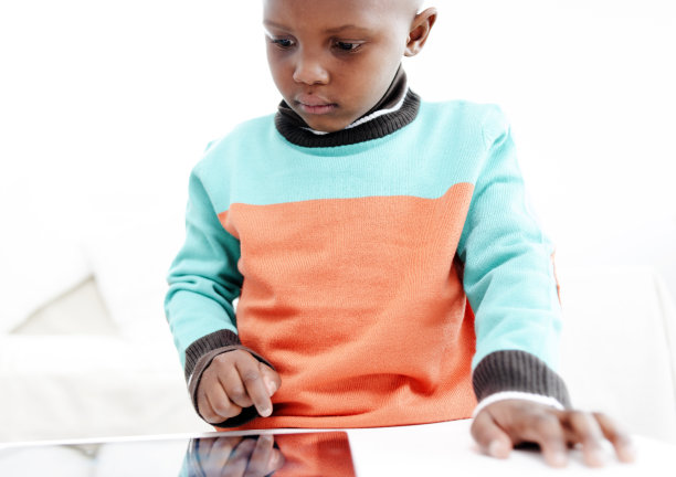 小男孩在平板电脑上工作图片下载