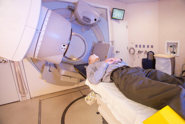 敷在病人脸上的放射治疗面罩图片下载