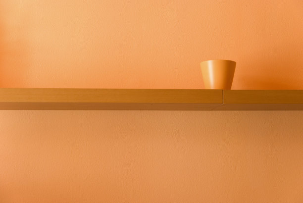 架子上的橙色花瓶图片下载