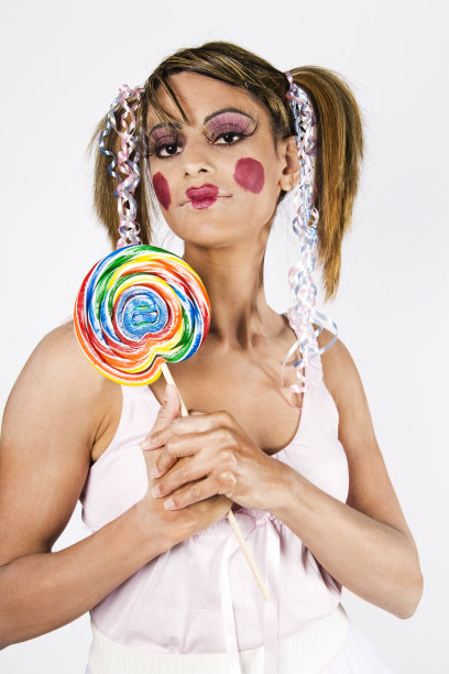 有棒棒糖的女性人形娃娃图片下载