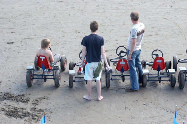 三个男孩去沙滩上玩卡丁车图片下载