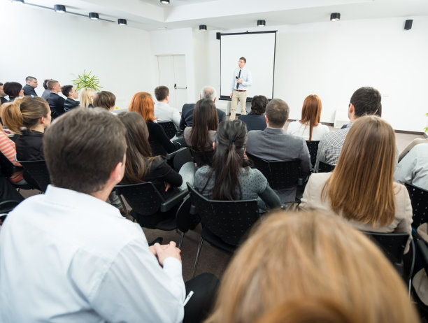 在商业研讨会上的年轻经理图片下载