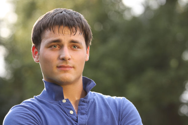 穿着蓝色衬衫的汗津津的男人看着摄像机图片下载