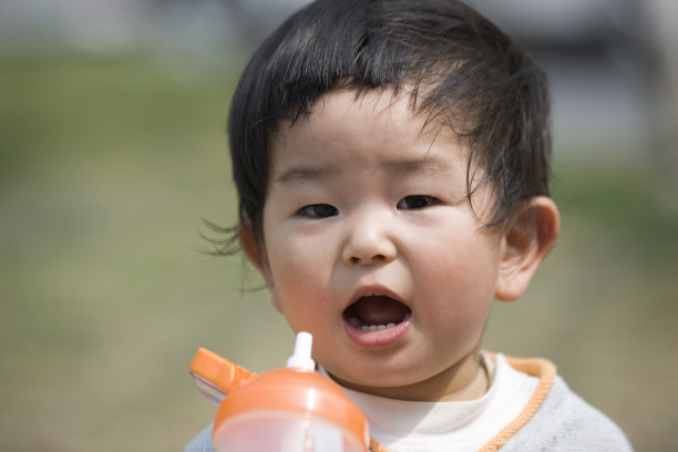 喝酒的男孩素材图片