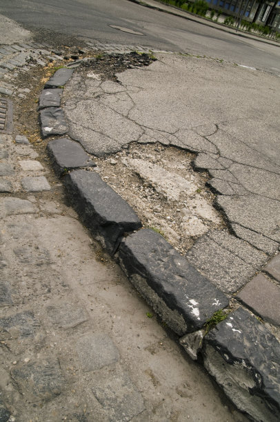 路面破损，路面坑洼图片下载