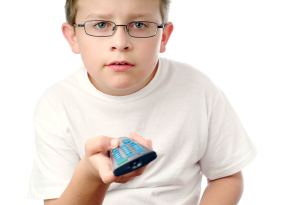 男孩对遥控器着迷图片下载