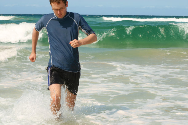 在波浪中奔跑图片下载