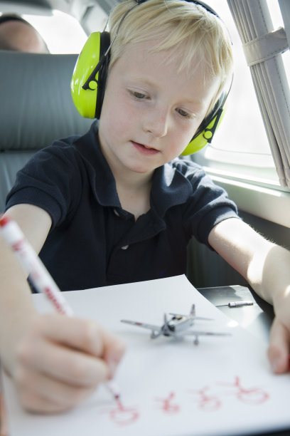 孩子坐在一幅平面画上图片下载