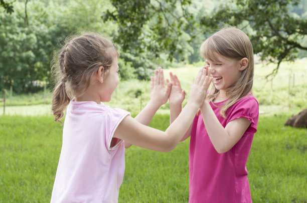 两个女孩玩拍蛋糕图片下载